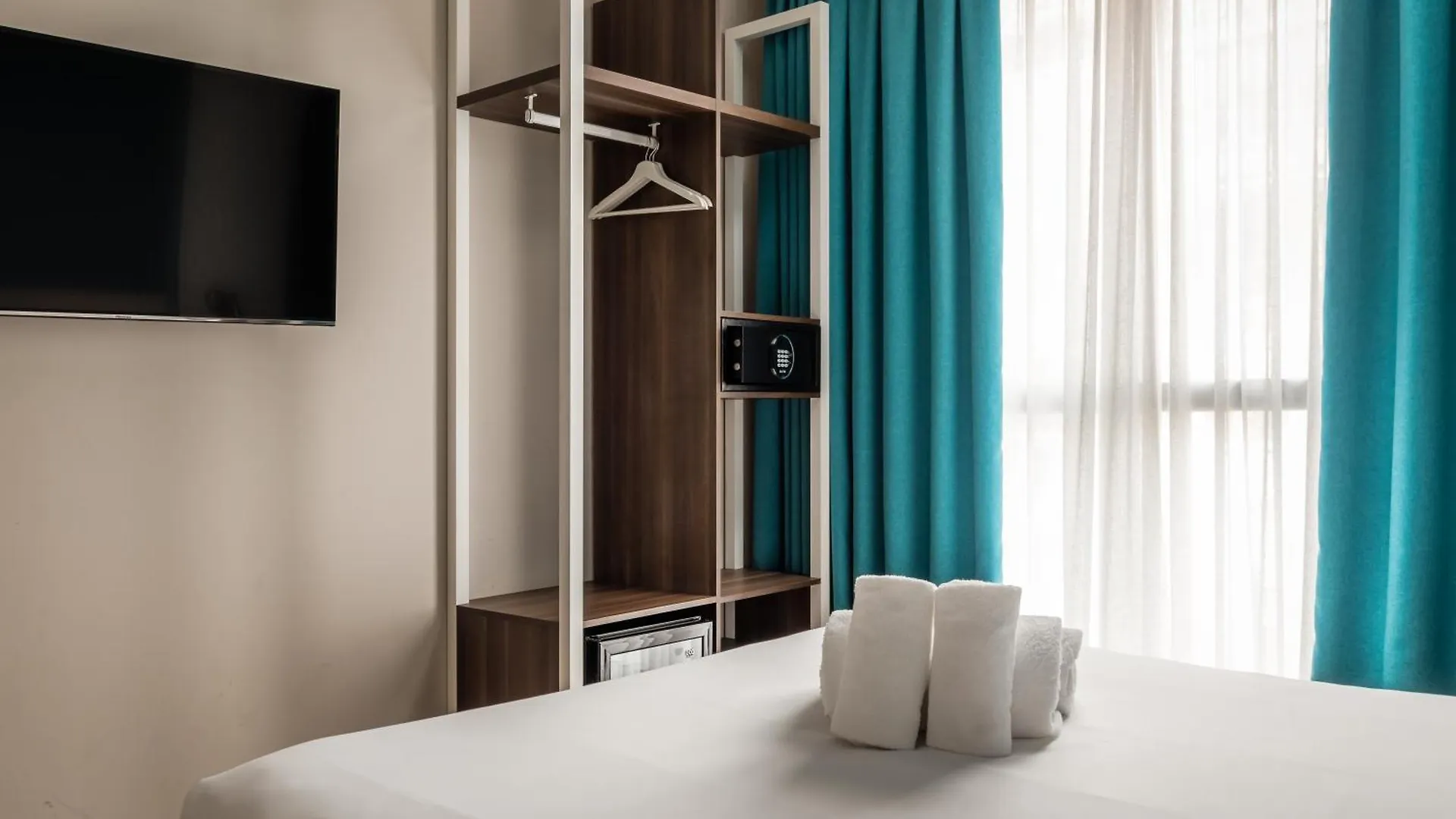 ***  Arya Stadium Hotel Barcelona Spain